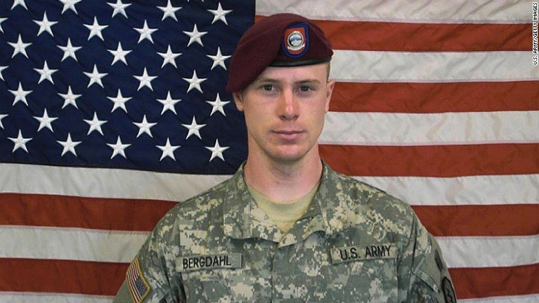 Dans cette image non datée fournie par l'armée américaine, le sergent. Bowe Bergdahl pose devant un drapeau américain. Les responsables américains disent Bergdahl, le seul soldat américain retenu prisonnier en Afghanistan, a été échangé contre cinq commandants talibans détenus à Guantanamo Bay, à Cuba, selon des rapports publiés. Bergdahl est dans un état stable dans un hôpital de Berlin, selon les rapports. (Photo par l'Armée des Etats-Unis via Getty Images)