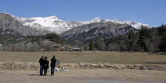 Au Vernet, des personnes rendent hommage aux victimes du crash de l'avion de Germanwings.