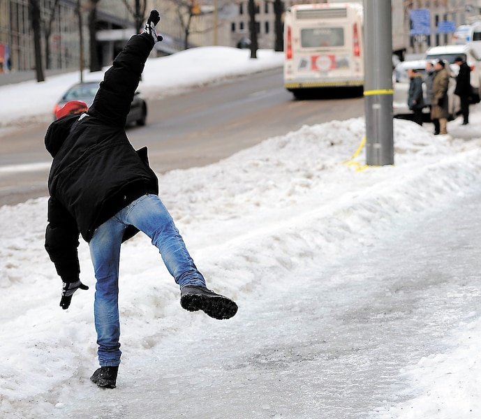 Plus de 200 citoyens réclament de l’argent à la Ville de Montréal après avoir glissé sur un trottoir glacé au cours de l’hiver 2014-2015.