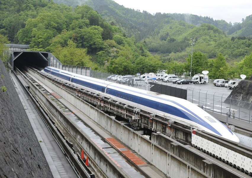 La piste est située près de Tsuru, à 100 kilomètres de Tokyo.